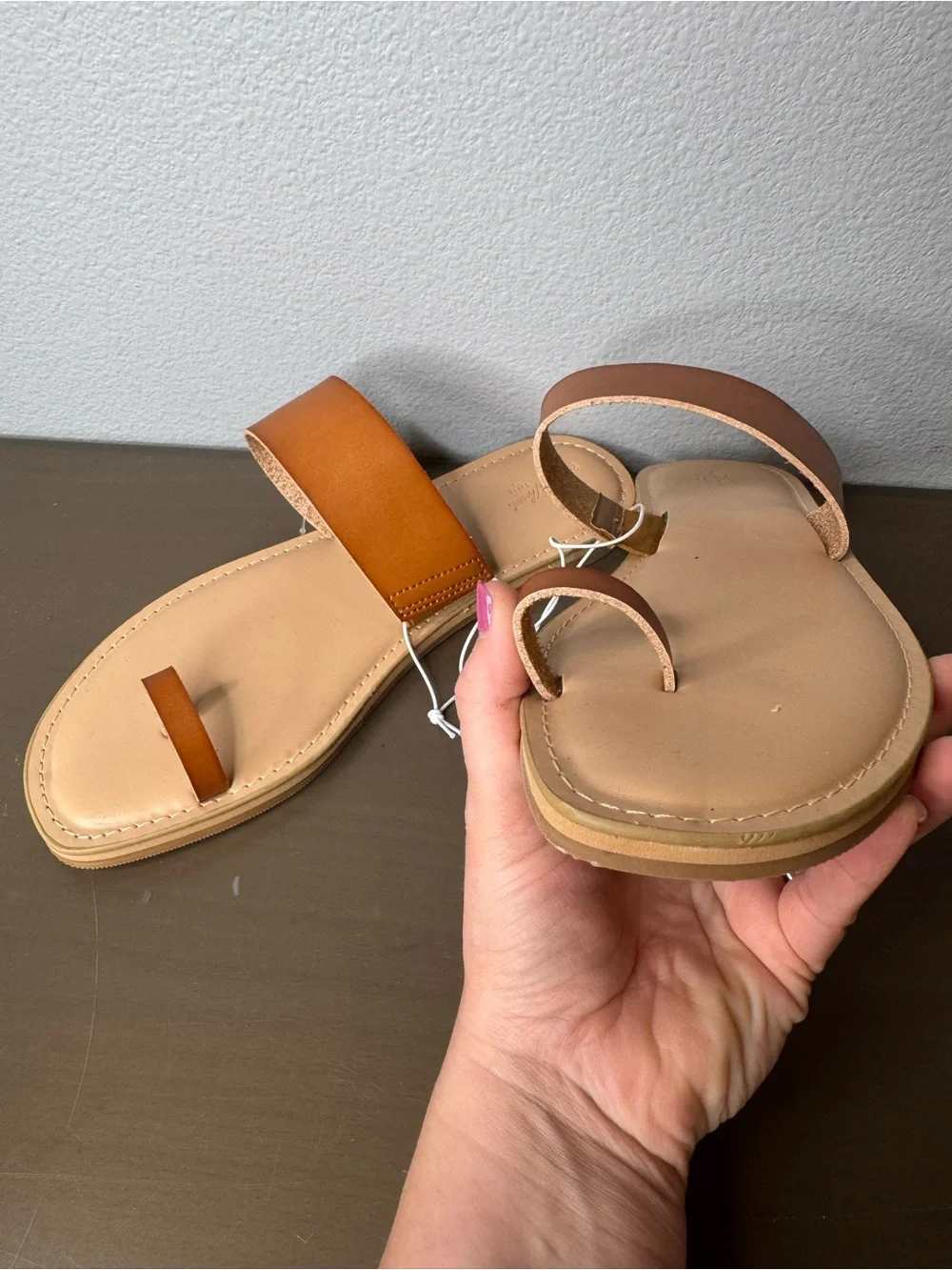 NWT 9.5 women’s Universal Thread Cognac Brown Toe-Ring Slide Sandals